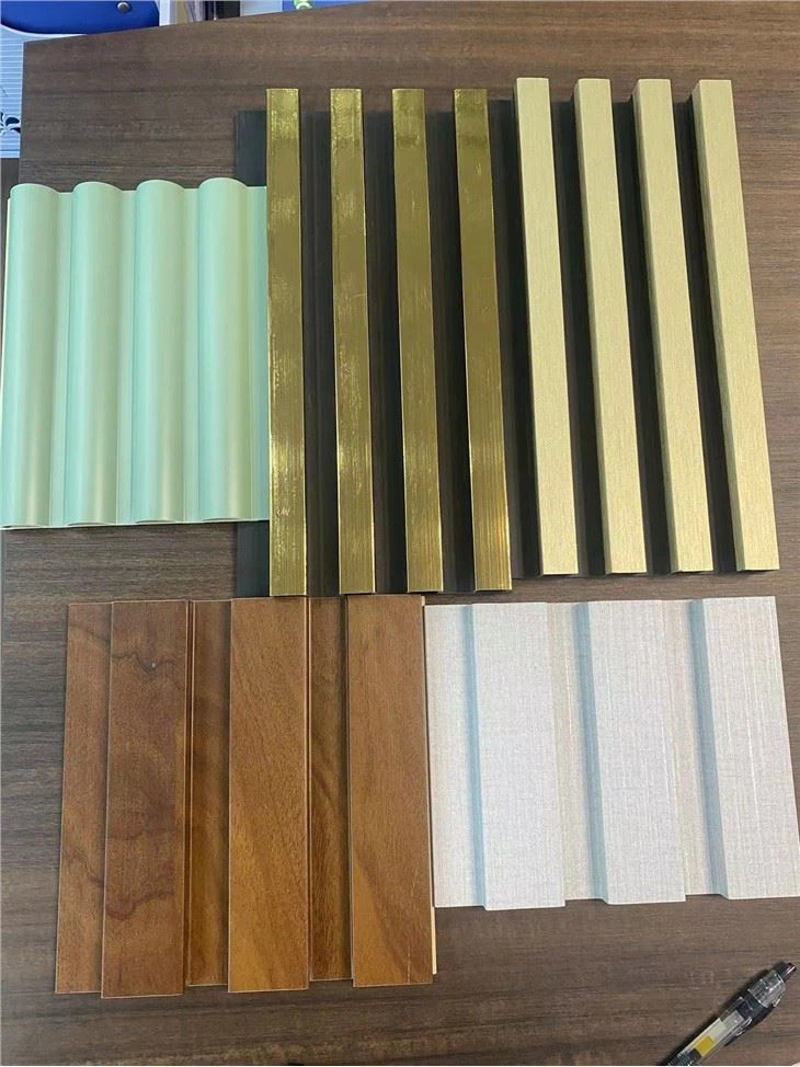 Hiasan Dalaman Kayu Plastik Komposit PVC Salutan Pelapisan Papan Dinding Bergalur Panel Dinding WPC