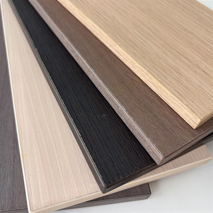 Melamin gred E1 berhadapan dengan PB Chipboard